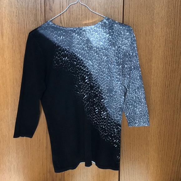 Ladies lightweight sweater with 3/4 length sleeves. Size medium. - Picture 2 of 3